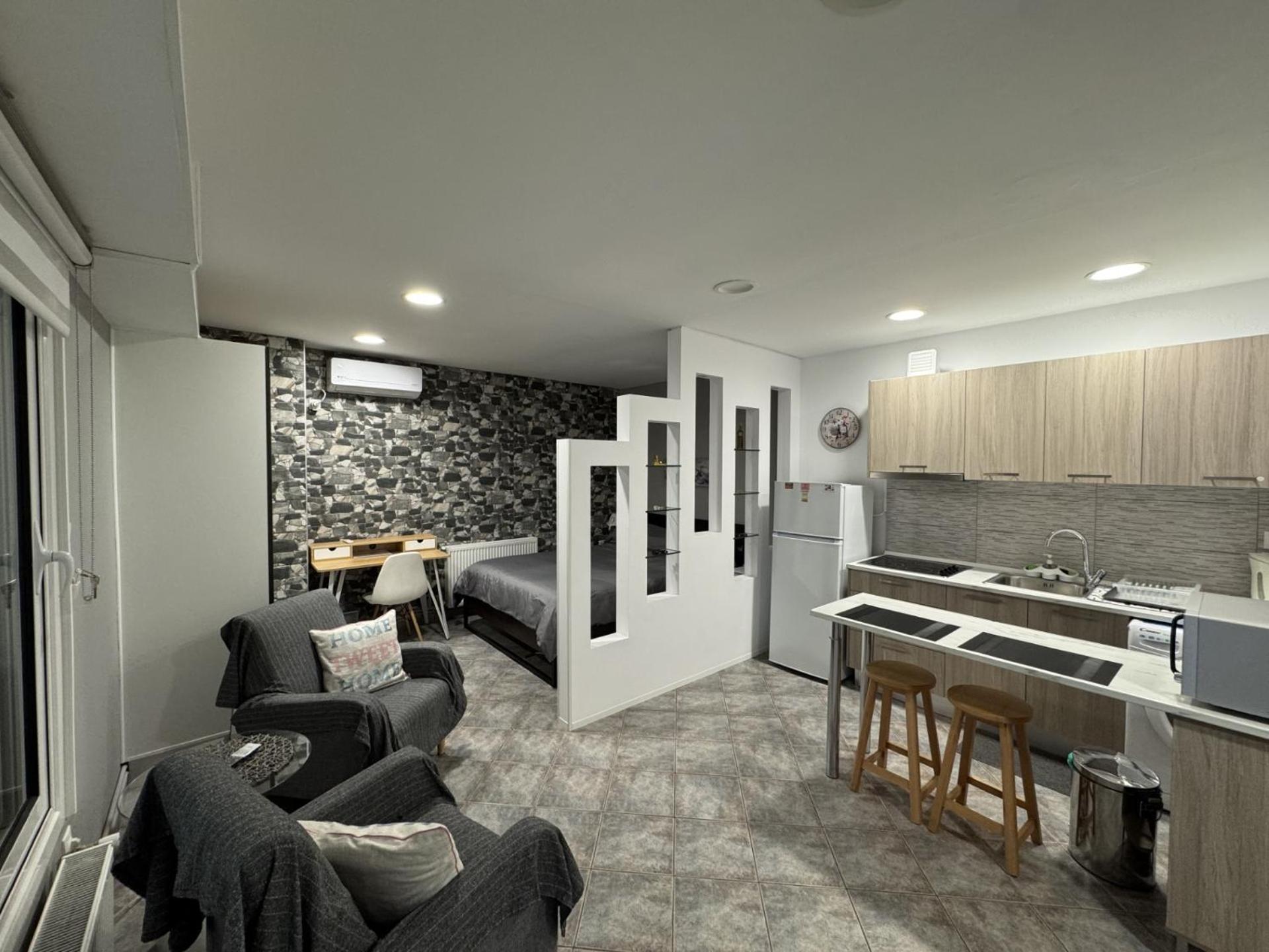 Aphrodite Studio Near Athens Floisvos Marina ภายนอก รูปภาพ